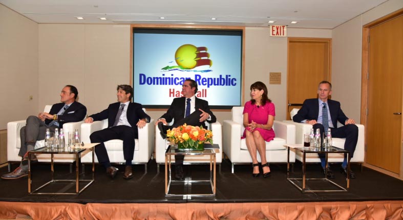 Ministro Turismo dominicano trata en NY seguridad turística RD