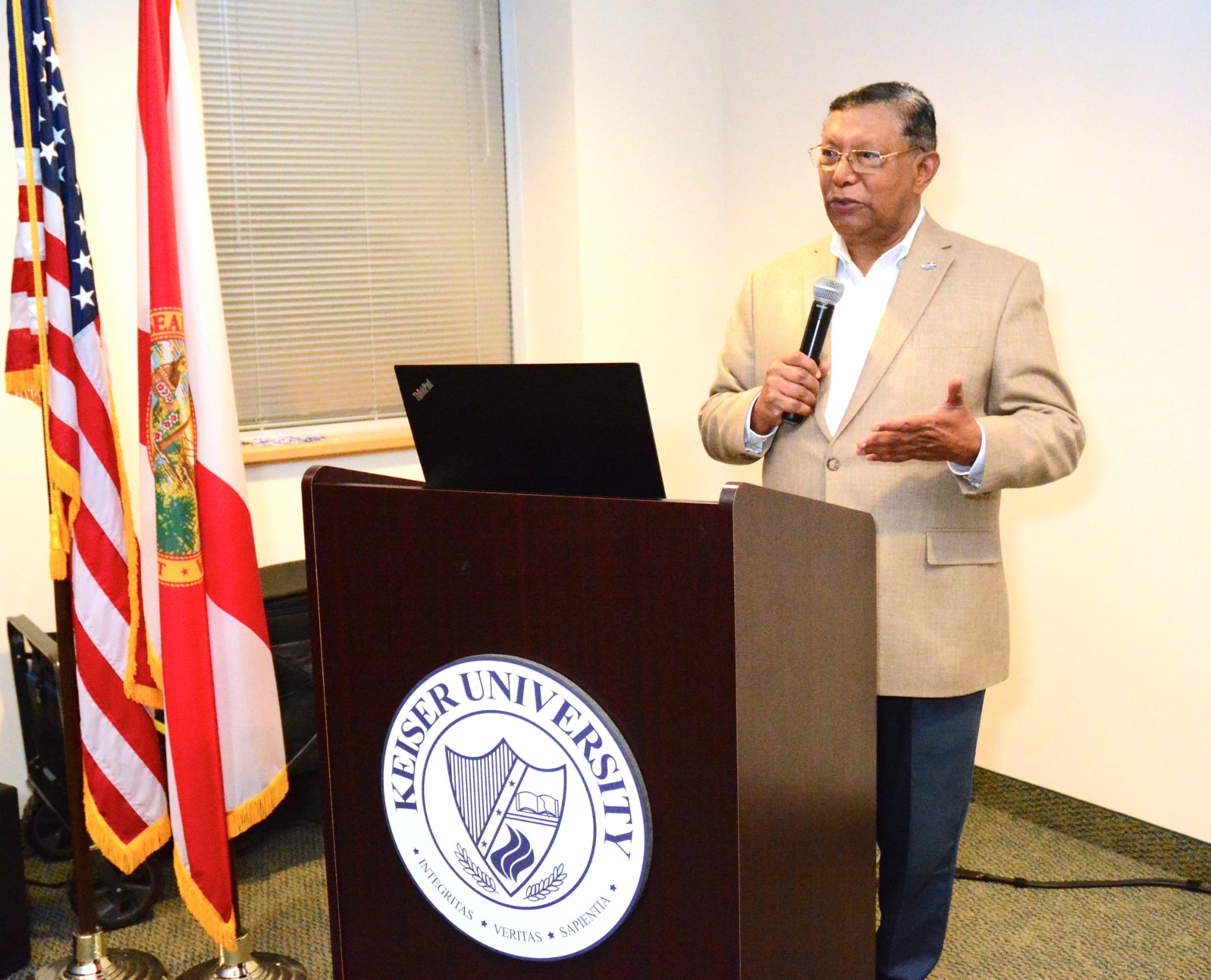 At a successful business gathering, Commissioner Bermúdez recognizes the 33rd anniversary of the Dominican International Chamber and the leadership of Pedro Díaz Ballester